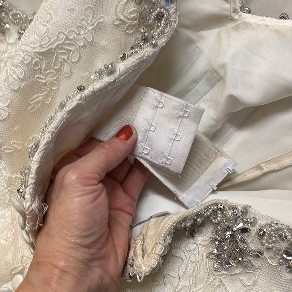 Wedding gown - Picture 7 of 15